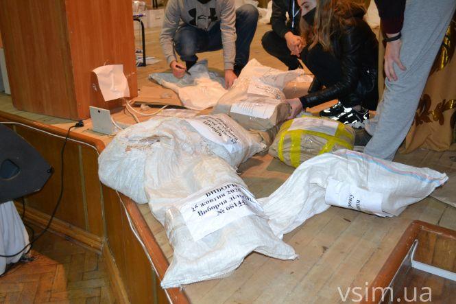 Новини Хмельницького - фото з Довжелезна черга людей з мішками: як у Хмельницькому приймають виборчі бюлетені (ФОТОРЕПОРТАЖ) Довжелезна черга людей з мішками: як у Хмельницькому приймають виборчі бюлетені (ФОТОРЕПОРТАЖ), фото №8 на сайті vsim.ua