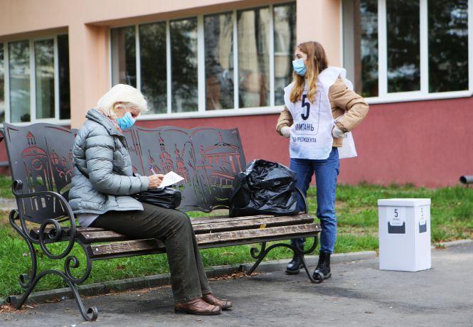 Новини Вінниці - фото з Вибори-2020. Як вінничани ходили на дільниці в умовах карантину Вибори-2020. Як вінничани ходили на дільниці в умовах карантину, фото №2 на сайті 20minut.ua