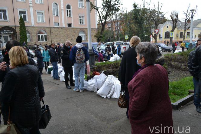 Новини Хмельницького - фото з Довжелезна черга людей з мішками: як у Хмельницькому приймають виборчі бюлетені (ФОТОРЕПОРТАЖ) Довжелезна черга людей з мішками: як у Хмельницькому приймають виборчі бюлетені (ФОТОРЕПОРТАЖ), фото №2 на сайті vsim.ua
