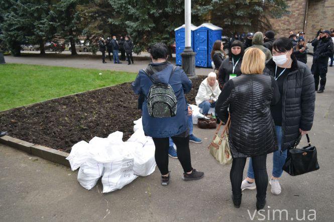 Новини Хмельницького - фото з Довжелезна черга людей з мішками: як у Хмельницькому приймають виборчі бюлетені (ФОТОРЕПОРТАЖ) Довжелезна черга людей з мішками: як у Хмельницькому приймають виборчі бюлетені (ФОТОРЕПОРТАЖ), фото №1 на сайті vsim.ua