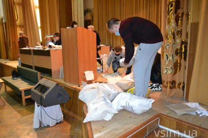 Новини Хмельницького - фото з Довжелезна черга людей з мішками: як у Хмельницькому приймають виборчі бюлетені (ФОТОРЕПОРТАЖ) Довжелезна черга людей з мішками: як у Хмельницькому приймають виборчі бюлетені (ФОТОРЕПОРТАЖ), фото №7 на сайті vsim.ua