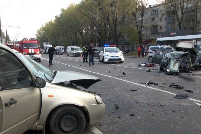 Новини Хмельницького - фото з Один із водіїв лишив авто та втік. У поліції повідомили нові деталі ДТП на Виставці (ФОТО) Один із водіїв лишив авто та втік. У поліції повідомили нові деталі ДТП на Виставці (ФОТО), фото №2 на сайті vsim.ua
