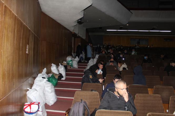 Чекають з мішками у довжелезній черзі, щоб здати бюлетені. Підрахунок голосів затягнеться?, фото №2 на сайті 20minut.ua