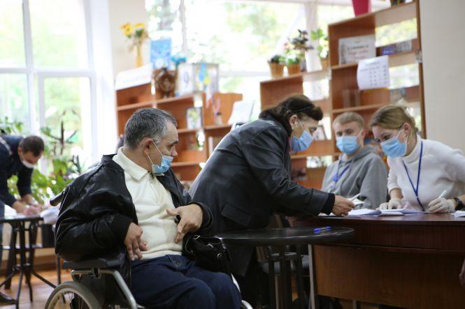 Новини Вінниці - фото з Вибори-2020. Як вінничани ходили на дільниці в умовах карантину Вибори-2020. Як вінничани ходили на дільниці в умовах карантину, фото №5 на сайті 20minut.ua