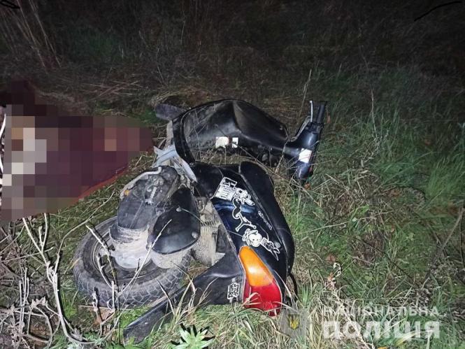 Новини Вінниці - фото з На Вінниччині водій на мопеді Suzuki злетів з дороги та розбився На Вінниччині водій на мопеді Suzuki злетів з дороги та розбився, фото №1 на сайті 20minut.ua