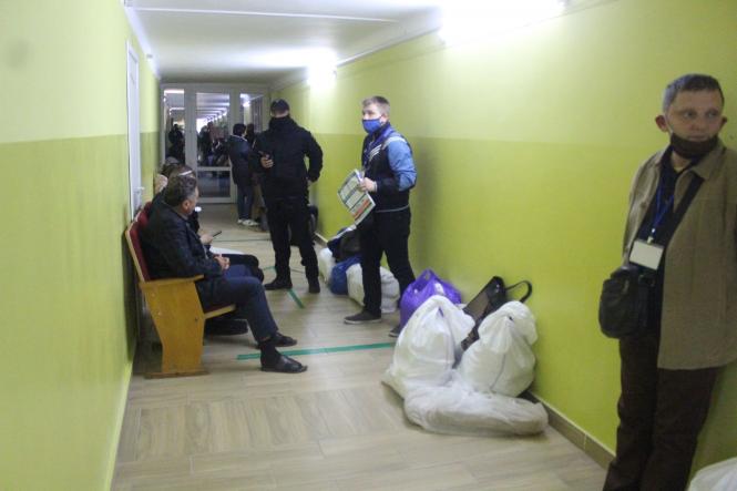 Чекають з мішками у довжелезній черзі, щоб здати бюлетені. Підрахунок голосів затягнеться?, фото №1 на сайті 20minut.ua