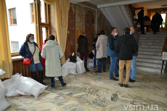 Новини Хмельницького - фото з Довжелезна черга людей з мішками: як у Хмельницькому приймають виборчі бюлетені (ФОТОРЕПОРТАЖ) Довжелезна черга людей з мішками: як у Хмельницькому приймають виборчі бюлетені (ФОТОРЕПОРТАЖ), фото №4 на сайті vsim.ua