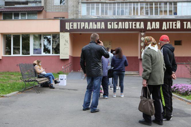 Новини Вінниці - фото з Вибори-2020. Як вінничани ходили на дільниці в умовах карантину Вибори-2020. Як вінничани ходили на дільниці в умовах карантину, фото №1 на сайті 20minut.ua