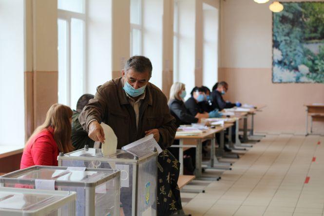 Новини Вінниці - фото з Вибори-2020. Як вінничани ходили на дільниці в умовах карантину Вибори-2020. Як вінничани ходили на дільниці в умовах карантину, фото №6 на сайті 20minut.ua
