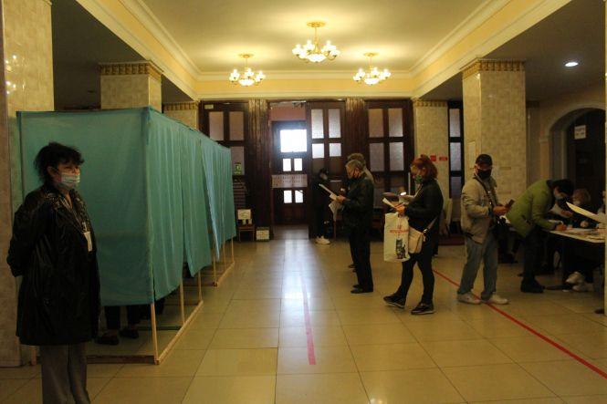 Новини Вінниці - фото з Вибори-2020. Як вінничани ходили на дільниці в умовах карантину Вибори-2020. Як вінничани ходили на дільниці в умовах карантину, фото №10 на сайті 20minut.ua