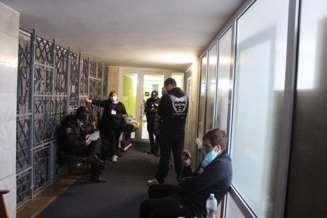 Новини Тернополя - фото з Ночували на мішках. Чому у ТВК уже другу добу не можуть передати бюлетені з дільниць Ночували на мішках. Чому у ТВК уже другу добу не можуть передати бюлетені з дільниць, фото №5 на сайті 20minut.ua