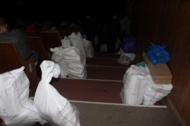 Новини Тернополя - фото з Ночували на мішках. Чому у ТВК уже другу добу не можуть передати бюлетені з дільниць Ночували на мішках. Чому у ТВК уже другу добу не можуть передати бюлетені з дільниць, фото №2 на сайті 20minut.ua