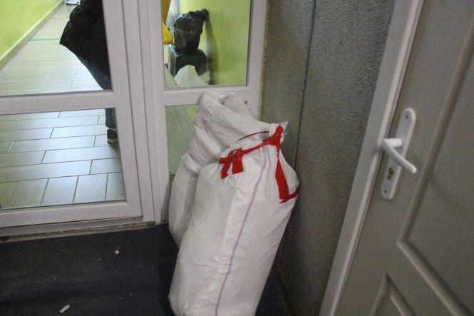 Новини Тернополя - фото з Ночували на мішках. Чому у ТВК уже другу добу не можуть передати бюлетені з дільниць Ночували на мішках. Чому у ТВК уже другу добу не можуть передати бюлетені з дільниць, фото №4 на сайті 20minut.ua