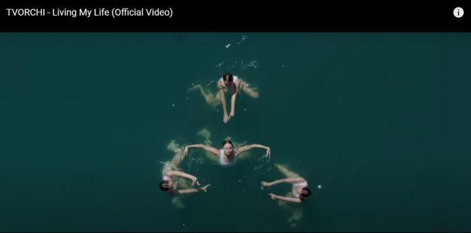 Лазурова вода та естетика тіла. Тернопільський гурт «Tvorchi» зняв кліп у Черепашинцях, фото №1 на сайті 20minut.ua