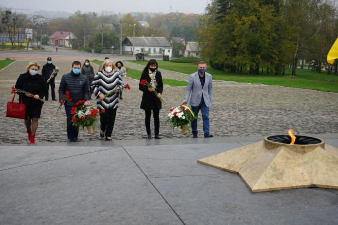 Новини Житомира - фото з У Житомирі вшанували пам’ять визволителів України від нацистських загарбників У Житомирі вшанували пам’ять визволителів України від нацистських загарбників, фото №1 на сайті 20minut.ua