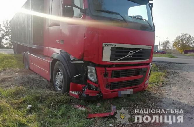 ДТП у Станишівці: після зіткнення з вантажівкою травми отримав водій легковика, фото №1 на сайті 20minut.ua
