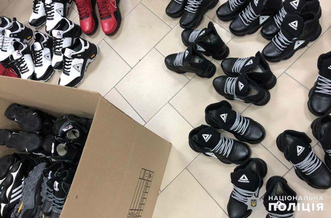 Новини Хмельницького - фото з У Хмельницькому замість "брендових" речей продавали підробки: поліція виявила цехи де їх шили (ФОТО) У Хмельницькому замість "брендових" речей продавали підробки: поліція виявила цехи де їх шили (ФОТО), фото №2 на сайті vsim.ua