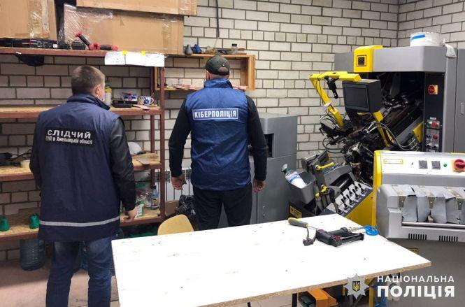 Новини Хмельницького - фото з У Хмельницькому замість "брендових" речей продавали підробки: поліція виявила цехи де їх шили (ФОТО) У Хмельницькому замість "брендових" речей продавали підробки: поліція виявила цехи де їх шили (ФОТО), фото №1 на сайті vsim.ua