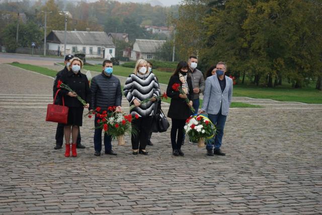 Новини Житомира - фото з У Житомирі вшанували пам’ять визволителів України від нацистських загарбників У Житомирі вшанували пам’ять визволителів України від нацистських загарбників, фото №3 на сайті 20minut.ua