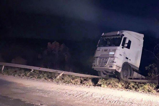 Новини Хмельницького - фото з Поблизу Хмельницького сталася ДТП за участі мікроавтобуса та двох вантажівок (ФОТО) Поблизу Хмельницького сталася ДТП за участі мікроавтобуса та двох вантажівок (ФОТО), фото №1 на сайті vsim.ua