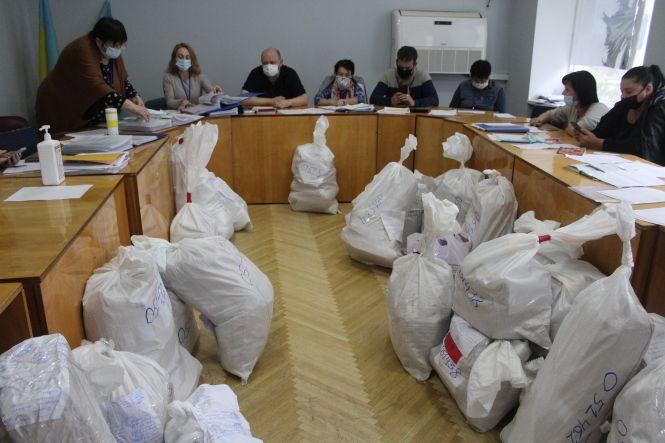 Новини Вінниці - фото з «Рахуємо голоси до ночі»: скільки бюлетенів вже опрацювали у ТВК «Рахуємо голоси до ночі»: скільки бюлетенів вже опрацювали у ТВК, фото №4 на сайті 20minut.ua