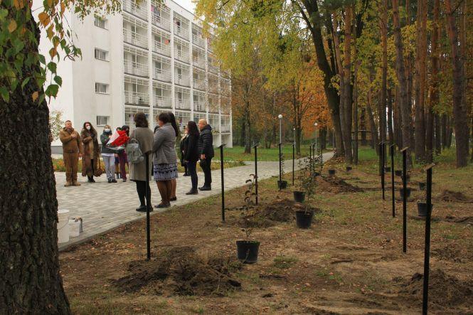 Новини Житомира - фото з У Житомирі з’явилась Алея пам’яті жінок, що загинули у війні на Сході нашої країни У Житомирі з’явилась Алея пам’яті жінок, що загинули у війні на Сході нашої країни, фото №2 на сайті 20minut.ua