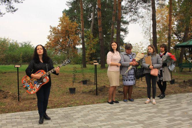 Новини Житомира - фото з У Житомирі з’явилась Алея пам’яті жінок, що загинули у війні на Сході нашої країни У Житомирі з’явилась Алея пам’яті жінок, що загинули у війні на Сході нашої країни, фото №3 на сайті 20minut.ua