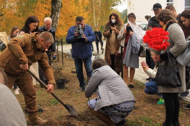 Новини Житомира - фото з У Житомирі з’явилась Алея пам’яті жінок, що загинули у війні на Сході нашої країни У Житомирі з’явилась Алея пам’яті жінок, що загинули у війні на Сході нашої країни, фото №1 на сайті 20minut.ua