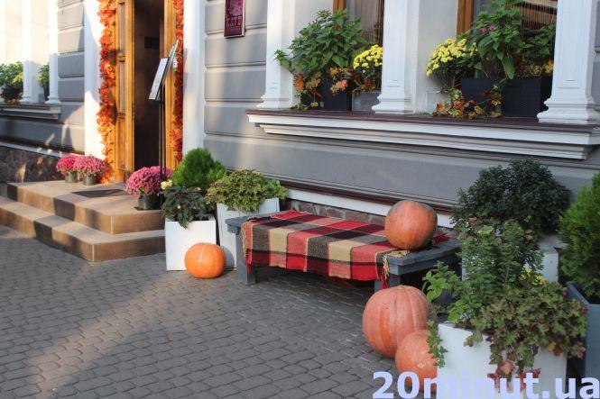 Новини Тернополя - фото з Гарбузи-ліхтарики та гігантські павуки біля будинків: як виглядає місто напередодні Хелловіну (РЕПОРТАЖ) Гарбузи-ліхтарики та гігантські павуки біля будинків: як виглядає місто напередодні Хелловіну (РЕПОРТАЖ), фото №1 на сайті 20minut.ua