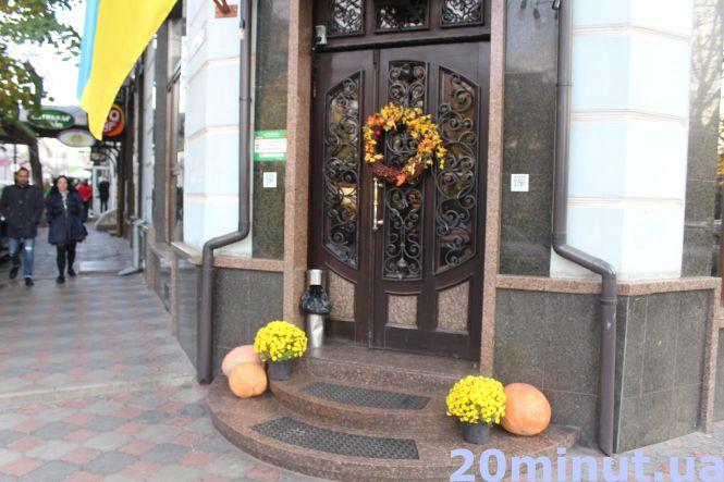 Новини Тернополя - фото з Гарбузи-ліхтарики та гігантські павуки біля будинків: як виглядає місто напередодні Хелловіну (РЕПОРТАЖ) Гарбузи-ліхтарики та гігантські павуки біля будинків: як виглядає місто напередодні Хелловіну (РЕПОРТАЖ), фото №4 на сайті 20minut.ua