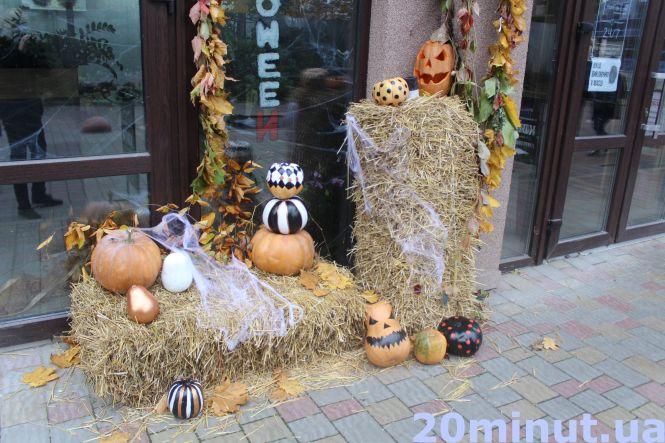 Новини Тернополя - фото з Гарбузи-ліхтарики та гігантські павуки біля будинків: як виглядає місто напередодні Хелловіну (РЕПОРТАЖ) Гарбузи-ліхтарики та гігантські павуки біля будинків: як виглядає місто напередодні Хелловіну (РЕПОРТАЖ), фото №3 на сайті 20minut.ua