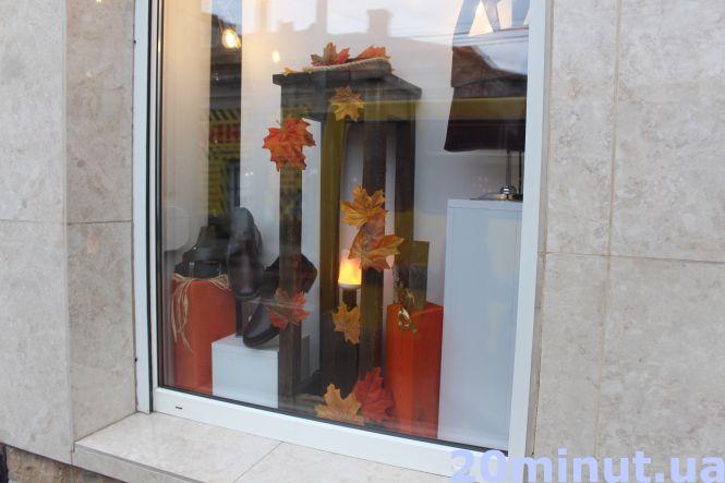 Новини Тернополя - фото з Гарбузи-ліхтарики та гігантські павуки біля будинків: як виглядає місто напередодні Хелловіну (РЕПОРТАЖ) Гарбузи-ліхтарики та гігантські павуки біля будинків: як виглядає місто напередодні Хелловіну (РЕПОРТАЖ), фото №6 на сайті 20minut.ua