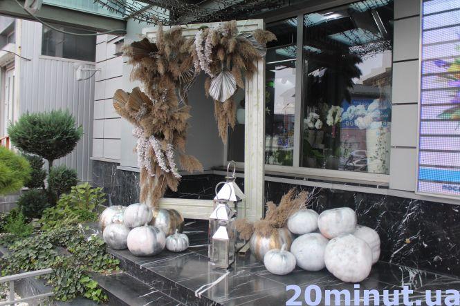 Новини Тернополя - фото з Гарбузи-ліхтарики та гігантські павуки біля будинків: як виглядає місто напередодні Хелловіну (РЕПОРТАЖ) Гарбузи-ліхтарики та гігантські павуки біля будинків: як виглядає місто напередодні Хелловіну (РЕПОРТАЖ), фото №8 на сайті 20minut.ua