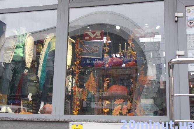 Новини Тернополя - фото з Гарбузи-ліхтарики та гігантські павуки біля будинків: як виглядає місто напередодні Хелловіну (РЕПОРТАЖ) Гарбузи-ліхтарики та гігантські павуки біля будинків: як виглядає місто напередодні Хелловіну (РЕПОРТАЖ), фото №5 на сайті 20minut.ua