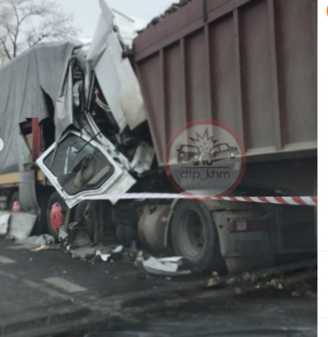 На Хмельниччині зіштовхнулися дві вантажівки: водія затисло в кабіні (ФОТО), фото №5 на сайті vsim.ua