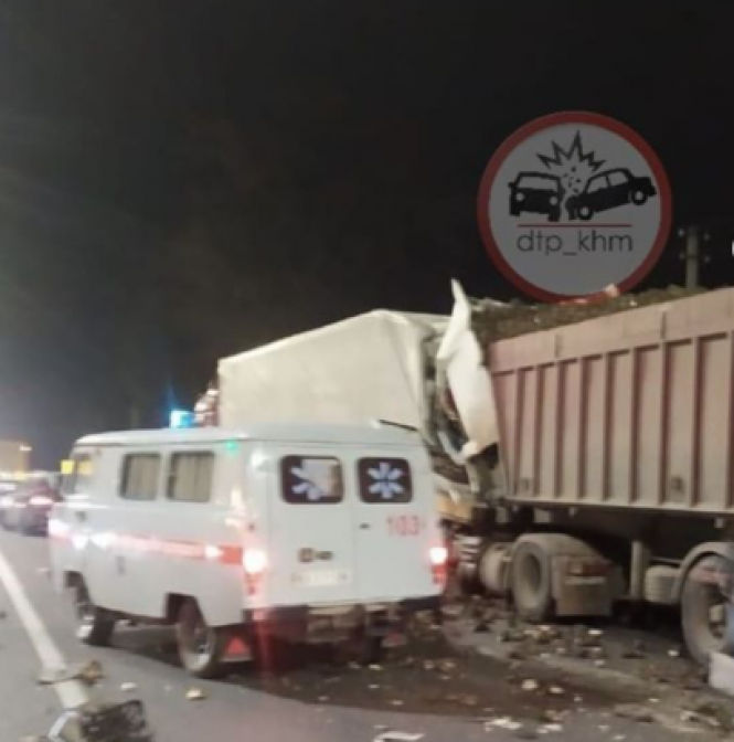 На Хмельниччині зіштовхнулися дві вантажівки: водія затисло в кабіні (ФОТО), фото №4 на сайті vsim.ua