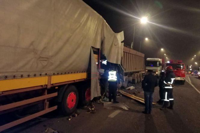 На Хмельниччині зіштовхнулися дві вантажівки: водія затисло в кабіні (ФОТО), фото №2 на сайті vsim.ua