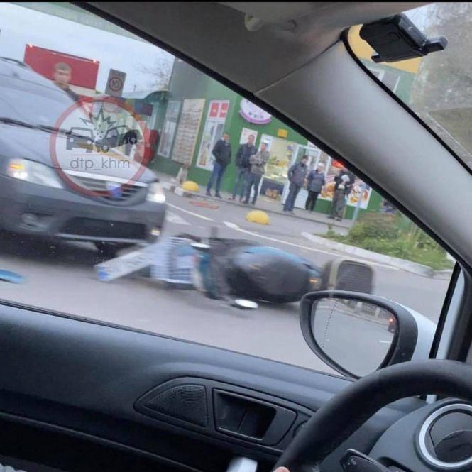 У Хмельницькому не розминулися автомобіль та мопед: є постраждалий (ФОТО), фото №1 на сайті vsim.ua