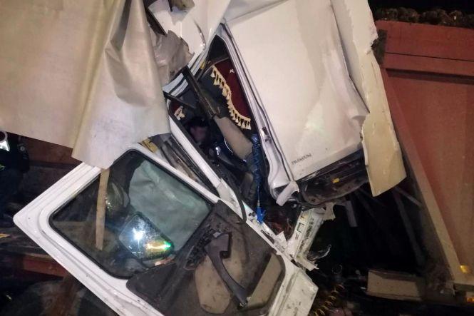 На Хмельниччині зіштовхнулися дві вантажівки: водія затисло в кабіні (ФОТО), фото №1 на сайті vsim.ua