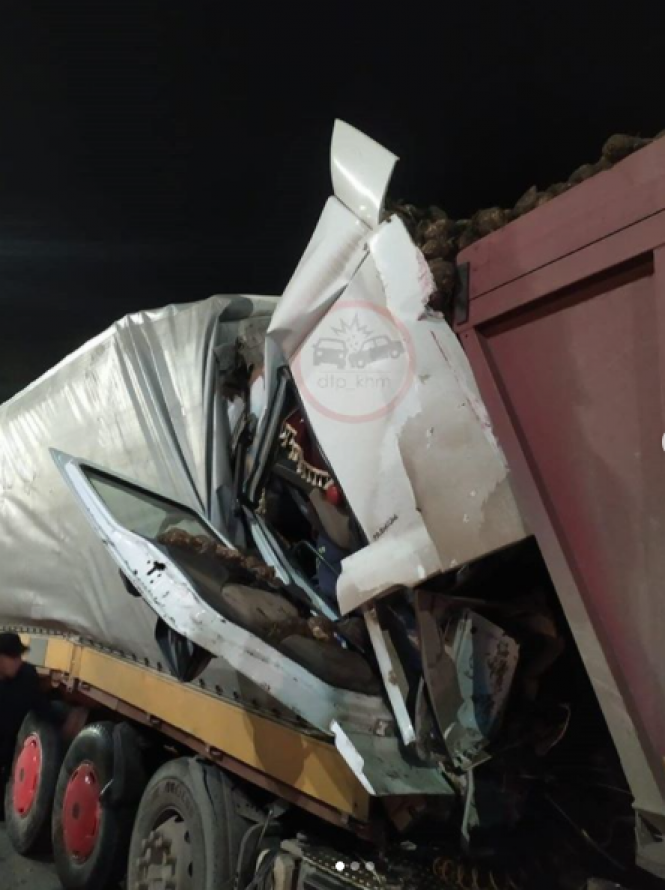 На Хмельниччині зіштовхнулися дві вантажівки: водія затисло в кабіні (ФОТО), фото №3 на сайті vsim.ua