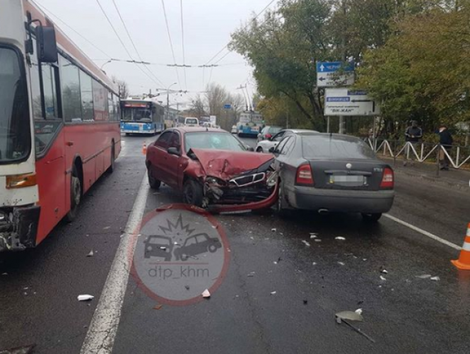 Новини Хмельницького - фото з На Кам'янецькій сталася потрійна ДТП за участі автобуса №21 (ФОТО) На Кам'янецькій сталася потрійна ДТП за участі автобуса №21 (ФОТО), фото №1 на сайті vsim.ua