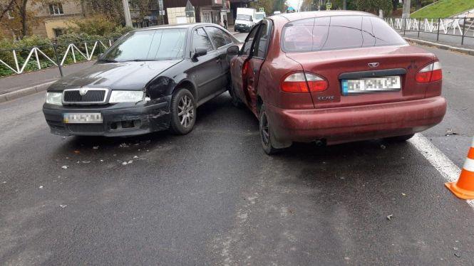 Новини Хмельницького - фото з На Кам'янецькій сталася потрійна ДТП за участі автобуса №21 (ФОТО) На Кам'янецькій сталася потрійна ДТП за участі автобуса №21 (ФОТО), фото №5 на сайті vsim.ua