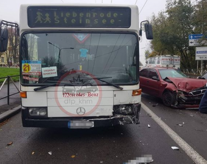 Новини Хмельницького - фото з На Кам'янецькій сталася потрійна ДТП за участі автобуса №21 (ФОТО) На Кам'янецькій сталася потрійна ДТП за участі автобуса №21 (ФОТО), фото №2 на сайті vsim.ua
