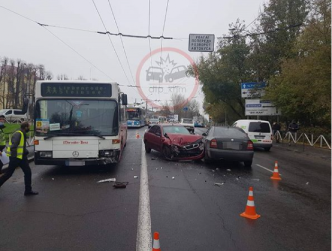 Новини Хмельницького - фото з На Кам'янецькій сталася потрійна ДТП за участі автобуса №21 (ФОТО) На Кам'янецькій сталася потрійна ДТП за участі автобуса №21 (ФОТО), фото №3 на сайті vsim.ua