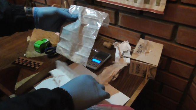 Новини Вінниці - фото з Амфетамін та метадон. Вінничанка робила по місту наркотичні закладки Амфетамін та метадон. Вінничанка робила по місту наркотичні закладки, фото №3 на сайті 20minut.ua