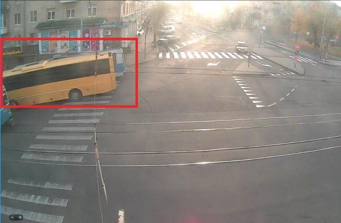 Новини Вінниці - фото з На Пирогова затор з понад десяти тролейбусів. Сталася аварія На Пирогова затор з понад десяти тролейбусів. Сталася аварія, фото №1 на сайті 20minut.ua