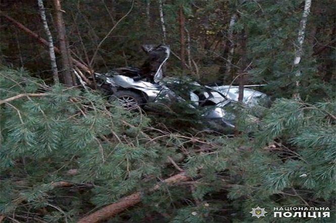 Одна людина загинула, ще двоє травмувалися. На Хмельниччині авто злетіло у кювет (ВІДЕО), фото №1 на сайті vsim.ua