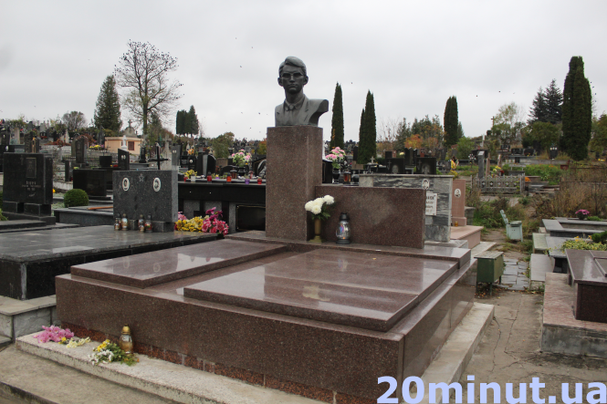 Новини Тернополя - фото з Є пам'ятники ручної роботи за десятки тисяч доларів: репортаж з Микулинецького кладовища Є пам'ятники ручної роботи за десятки тисяч доларів: репортаж з Микулинецького кладовища, фото №5 на сайті 20minut.ua
