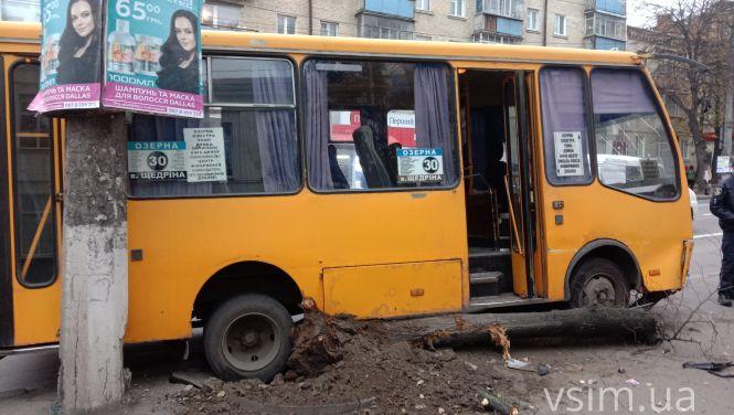 Новини Хмельницького - фото з Маршрутка №30 в’їхала в дерево неподалік філармонії (ФОТО, ОНОВЛЕНО) Маршрутка №30 в’їхала в дерево неподалік філармонії (ФОТО, ОНОВЛЕНО), фото №1 на сайті vsim.ua