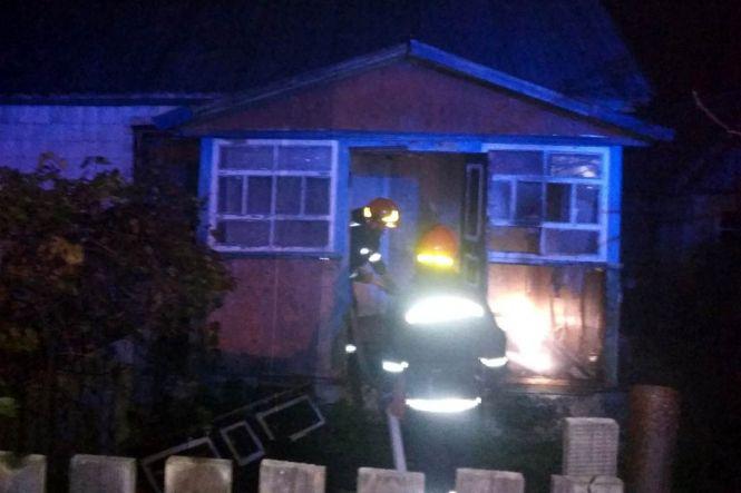 На Хмельниччині гасили пожежу будинку. З вогню врятували чоловіка, фото №2 на сайті vsim.ua